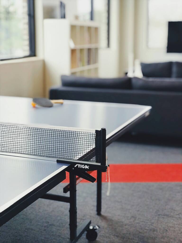 Racchetta e pallina sul tavolo da ping pong